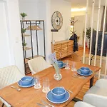 Luxomes: Design Apartment - Near Airport