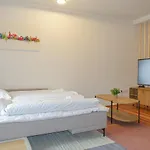 Luxomes: Design Apartment - Near Airport