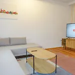 Luxomes: Design Apartment - Near Airport