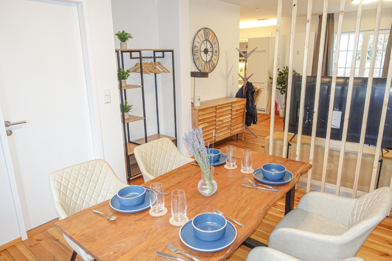 Luxomes: Design - Near Airport Apartment *