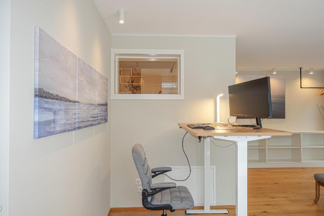 Luxomes: Design - Near Airport *